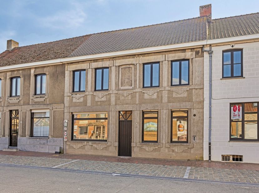 Op het gezellige Werkenplein in Werken, een deelgemeente van Kortemark, vinden we deze karaktervolle woning met drie slaapkamers.&lt;br /&gt;
De indeling is