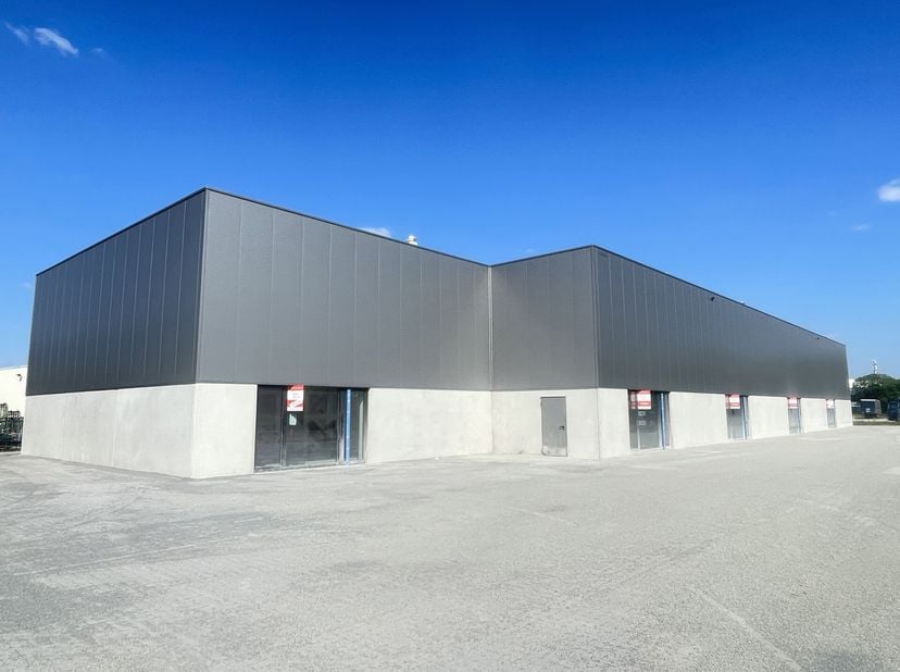 Op een strategische zichtlocatie langs de E313 bieden wij een KMO-unit van ca. 230 m² te huur aan. Deze moderne unit beschikt over een ingebouwd buree