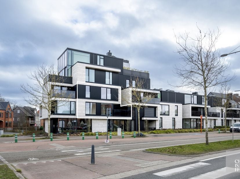 Aménagement&lt;br /&gt;
Le parking couvert et le sous-sol privé sont accessibles par l&#039;ascenseur et par une porte de garage sectionnelle. Le sous-sol abrite