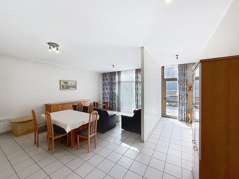 In het centrum van Sint-Idesbald (Koksijde) vinden we dit gelijkvloers appartement (95 m²) met ruime garage te koop. Zeer goed gelegen, vlakbij winkel