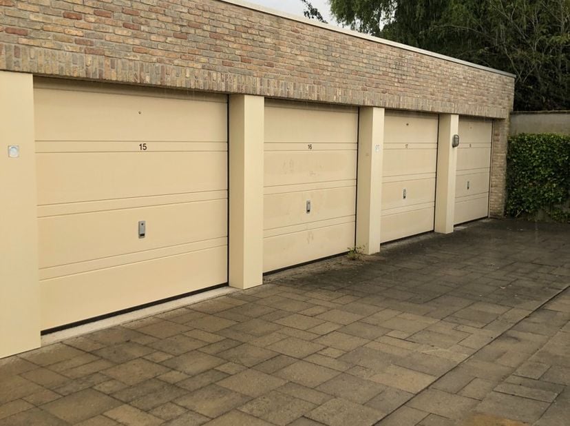 Garage à vendre
                    à 8840 Staden