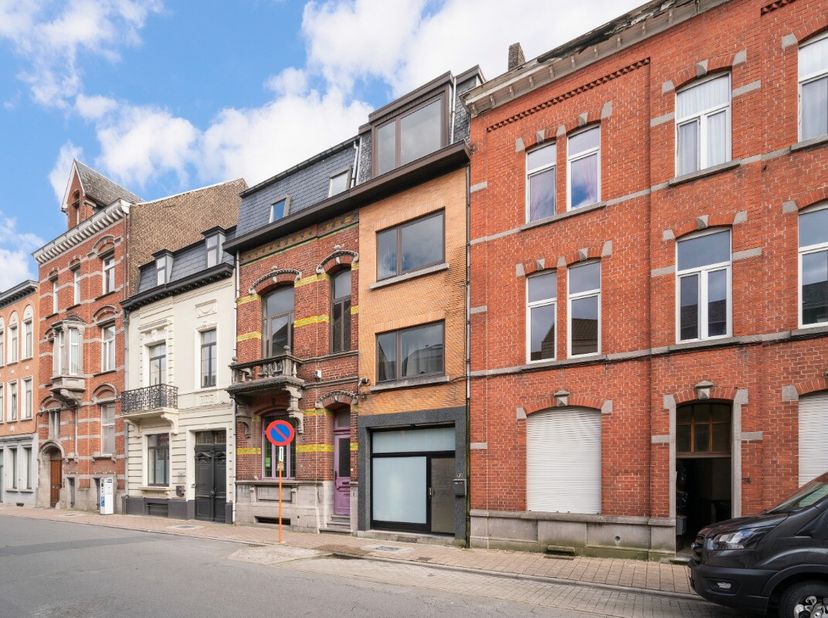 Lichtrijke rijwoning in het centrum met mogelijkheid tot commerciële ruimte en zonnige stadstuin.De woning beschikt op de gelijkvloerse verdieping ove