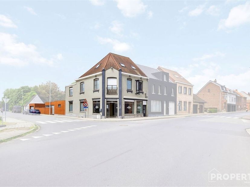 Cette propriété unique, anciennement une boulangerie, est maintenant disponible à la vente. Elle offre une combinaison parfaite de vie et de travail,
