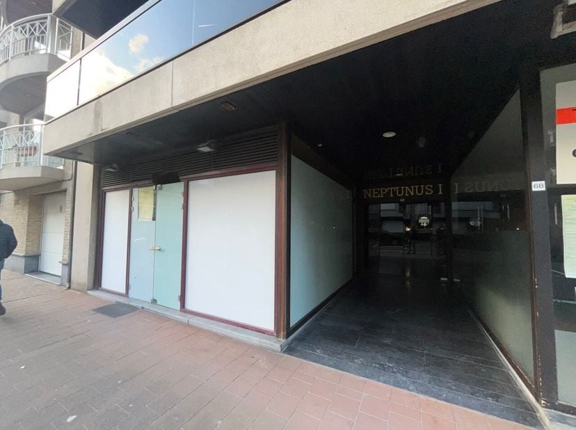 Rez-de-chaussée commercial à 20 mètres à pied de l&#039;avenue Lippens à Knokke, situé entre la place Rubens et la place Van Bunnen. La façade est orientée