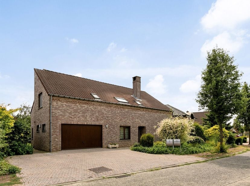 Rustig gelegen 4-gevel woning op een perceel van 7a25ca, in een residentiële wijk en in de nabijheid van het centrum van Sterrebeek (winkels, scholen,