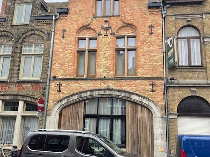 Centraal gelegen energetische  woning met groot zonnig terras. De duplex woonst is gelegen op 600 m van de Grote Markt en 300 m van het Station. De wo