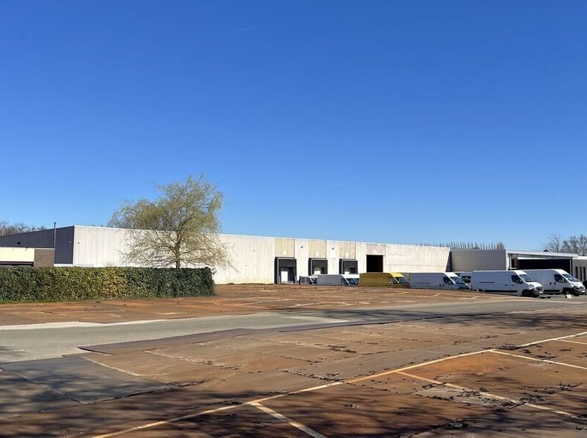 7.218m² loods (uitbreidbaar tot 23.615m² magazijn) met mogelijkheid tot 2.216m² kantoren en 3000m² buitenruimte&lt;br /&gt;
Ligging: in industriepark-Noord,