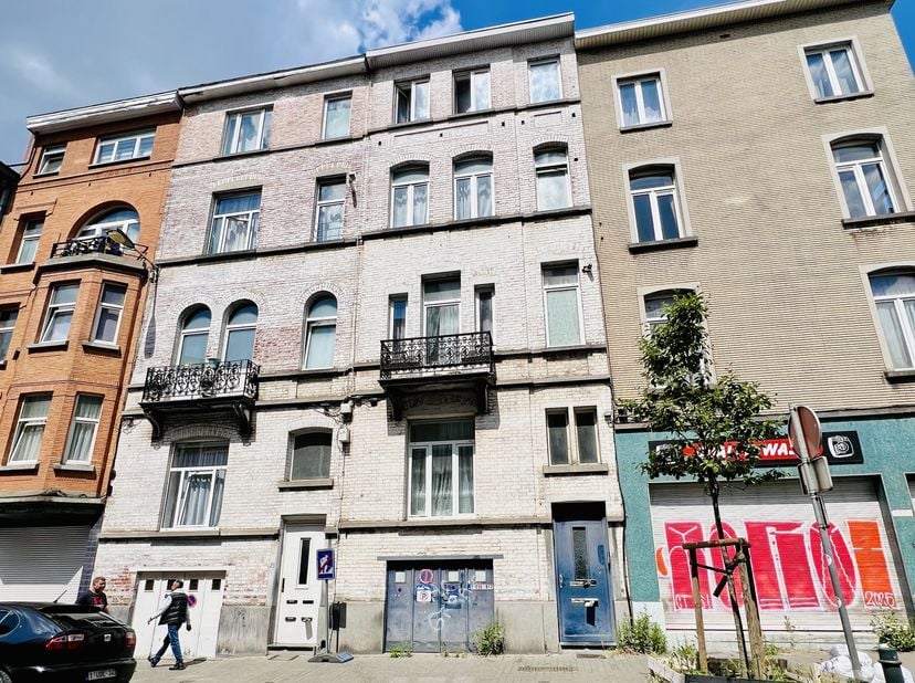 Ontdek dit prachtige opbrengsteigendom, gelegen op slechts enkele stappen van het Sint-Antoniusplein, met vier aparte wooneenheden, ideaal voor een wi