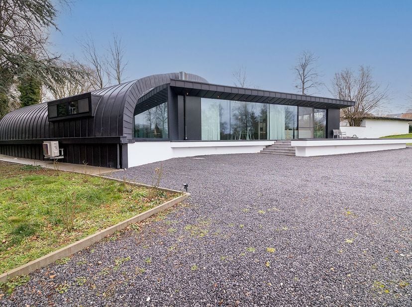 Deze exclusieve villa uit 2018 met een bewoonbare oppervlakte van maar liefst 433 m² ligt net buiten het stadscentrum van Tongeren en is zeer rustig g