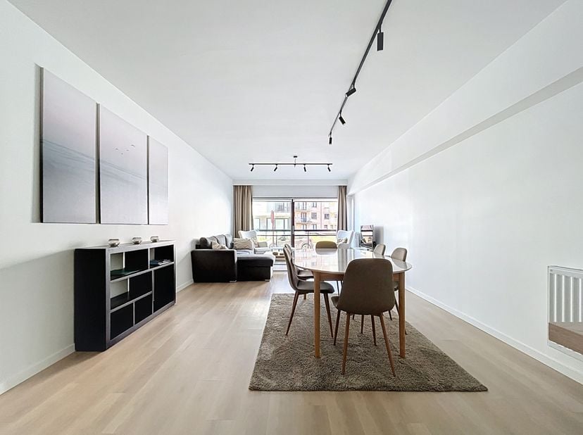 Cet appartement au rez-de-chaussée est situé à 50 mètres de la mer.  L&#039;appartement a été récemment rénové avec des matériaux de qualité.  L&#039;agencement