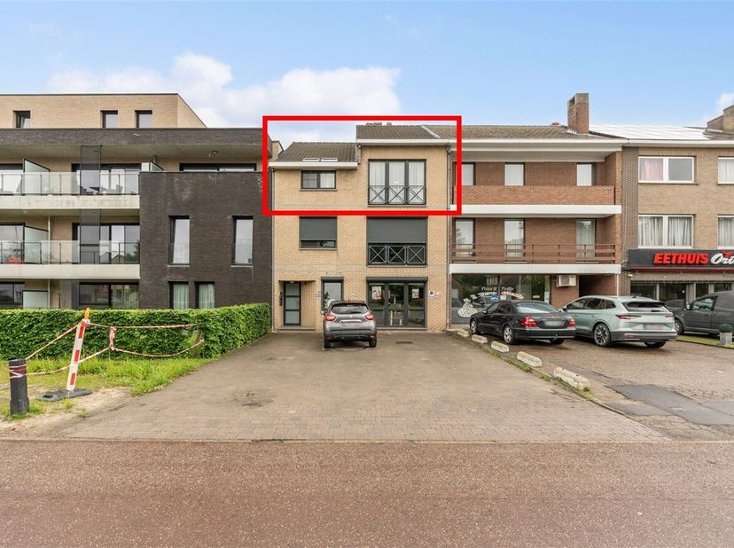 Instapklaar appartement met 2 slaapkamers en terras!&lt;br /&gt;
Dit appartement bevindt zich op de bovenste verdieping. Via de nette trappenhal bereikt u h