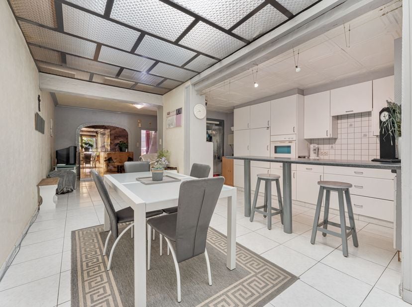 Te renoveren woning met 4 slaapkamers én garage op toplocatie in Kortrijk!&lt;br /&gt;
Op zoek naar een woning die je volledig naar je hand kan zetten, op e