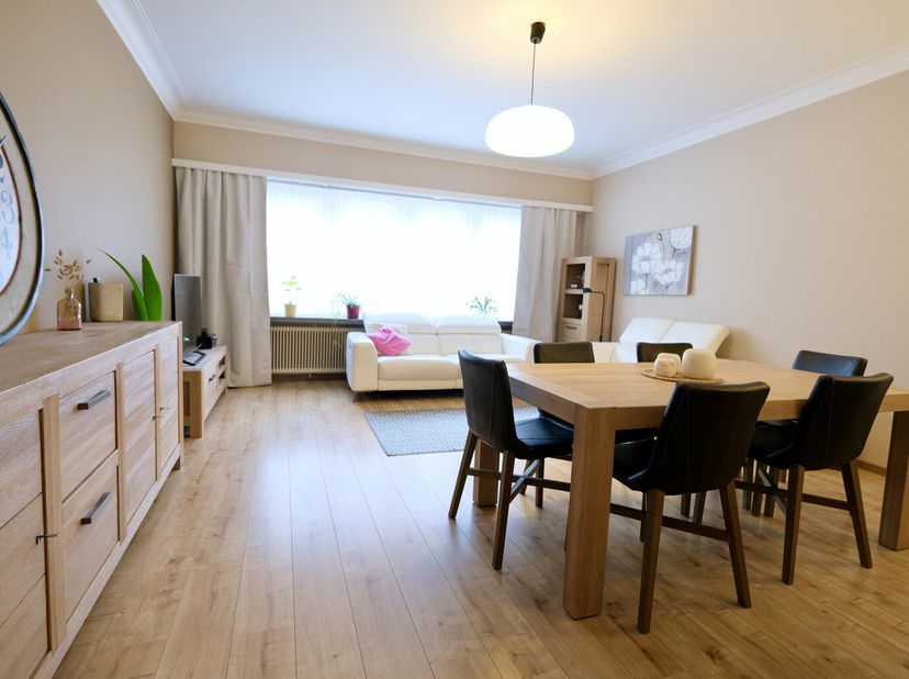 KOEKELBERG - REF : 6835599 - Situé dans un quartier calme à proximité de toutes commodités, nous vous proposons ce superbe appartement 4 chambres avec