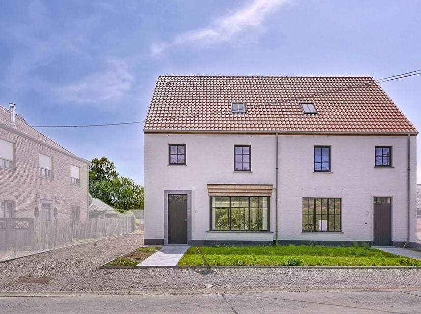 MISE EN PAGE: &lt;br /&gt;
Rez-de-chaussée:&lt;br /&gt;
Hall avec toilettes invités - salon - cuisine ouverte - buanderie avec porte latérale&lt;br /&gt;
1er étage: &lt;br
