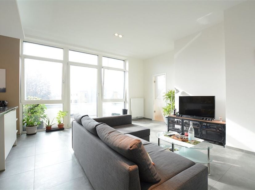 Au sein du fantastique écrin de verdure que sont les « Jardins de Seymerich », W Immobilière vous  propose un splendide appartement de 92 m²  équipé d