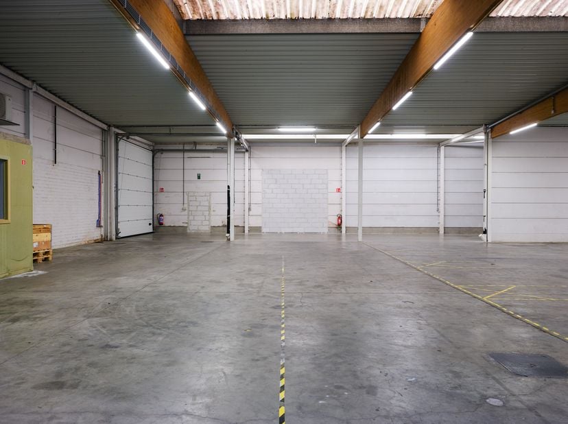 L&#039;entrepôt et les bureaux sont facilement accessibles le long du Noordkaai à Izegem, à quelques minutes seulement de l&#039;entrée et de la sortie du port