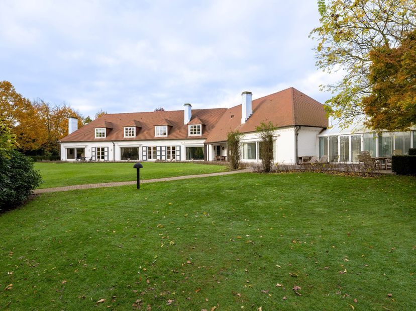 Située dans un beau quartier de villas à distance de marche du centre-ville de Maaseik, cette villa exceptionnelle est très spacieuse et dispose d&#039;un