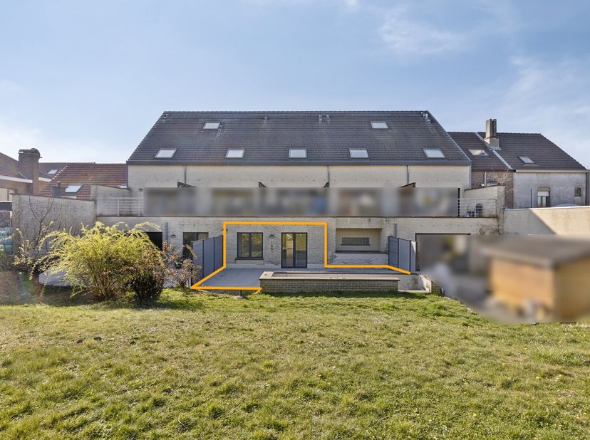 Appartement prêt à l&#039;emploi au rez-de-chaussée avec 2 chambres à coucher, une grande terrasse et une place de parking souterrain + une salle de stocka