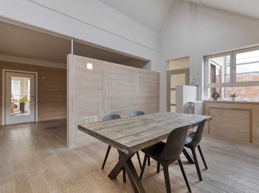 Op zoek naar de perfecte locatie voor uw bedrijf in het hart van Brugge? Dit ruime kantoorgebouw van 375 m² aan de Elf-Julistraat biedt een unieke com