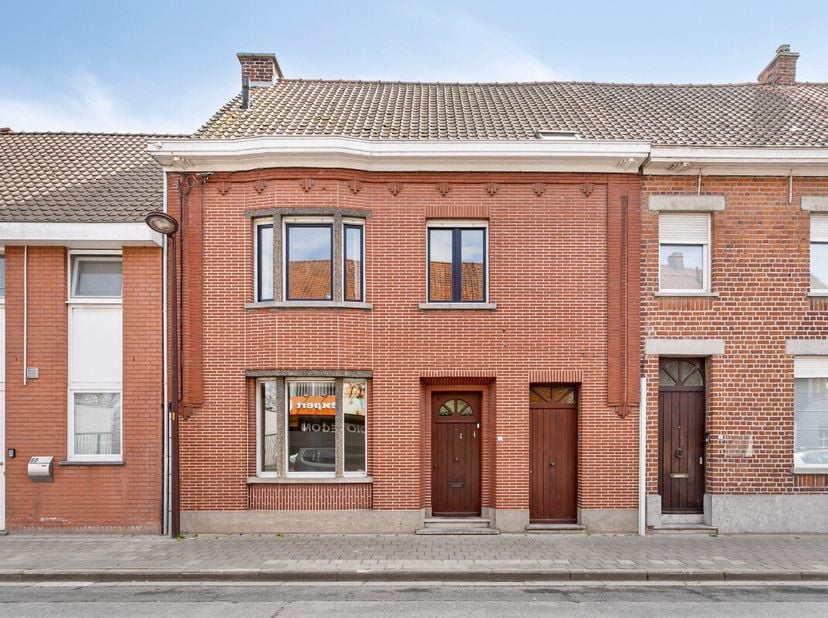 Deze op te frissen rijwoning met 4 slaapkamers staat te koop op een centrale ligging in de Nieuwstraat in Desselgem.De woning beschikt over een mooie