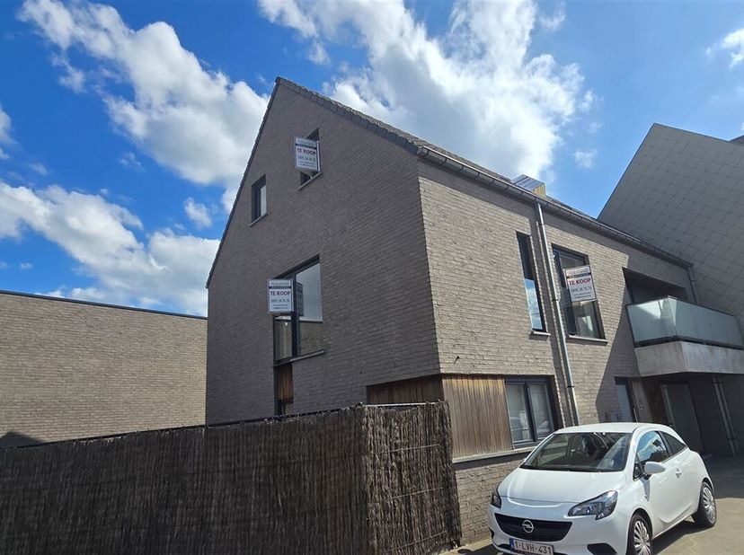 Appartement duplex récent (2017) situé à Beveren-Leie avec un accès facile.&lt;br /&gt;
L&#039;appartement est situé sur un terrain d&#039;angle, de sorte que nous ob