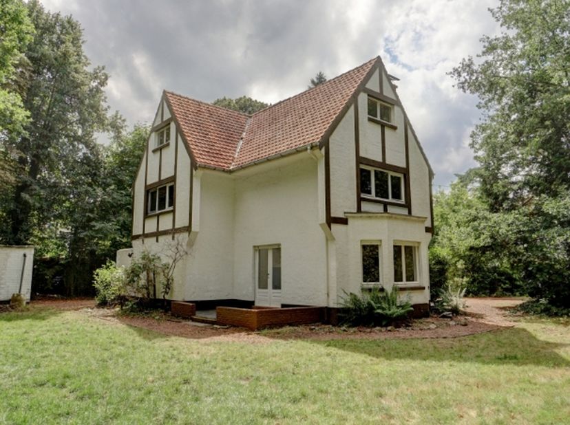 Te renoveren landhuis op 15 are 53 ca residentieel en bosrijk gelegen langs verbindingsweg, tuin met privacy. &lt;br /&gt;
Omvat: kelders - inkomhal met tra