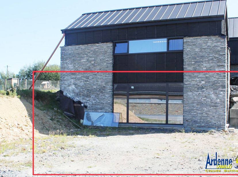 REZ: espace de stockage avec possibilité de mettre une porte de garage à la place de la baie vitrée. Accès également par une porte sur le côté du bâti