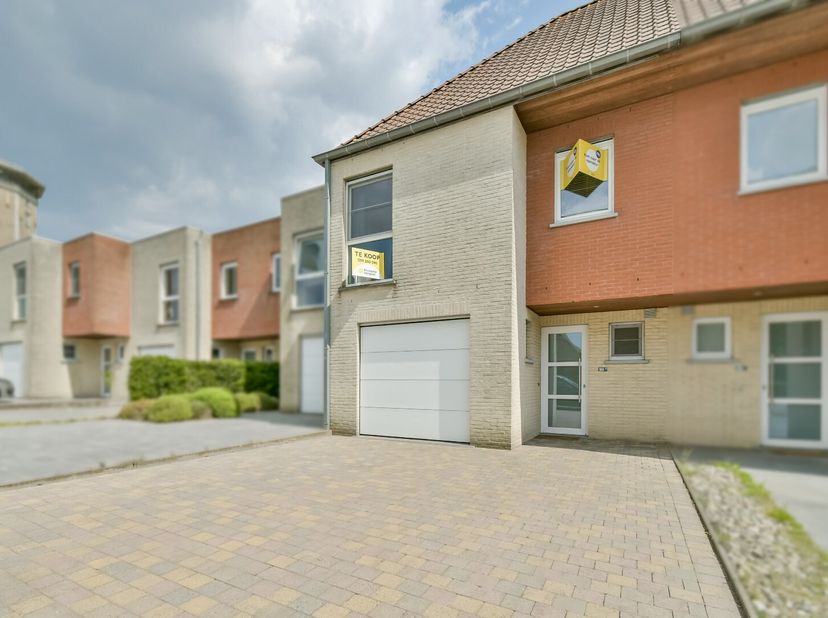 Welkom in deze charmante en energiezuinige woning, gebouwd in 2011, gelegen op een toplocatie in het centrum van Torhout. U woont in de nabije omgevin