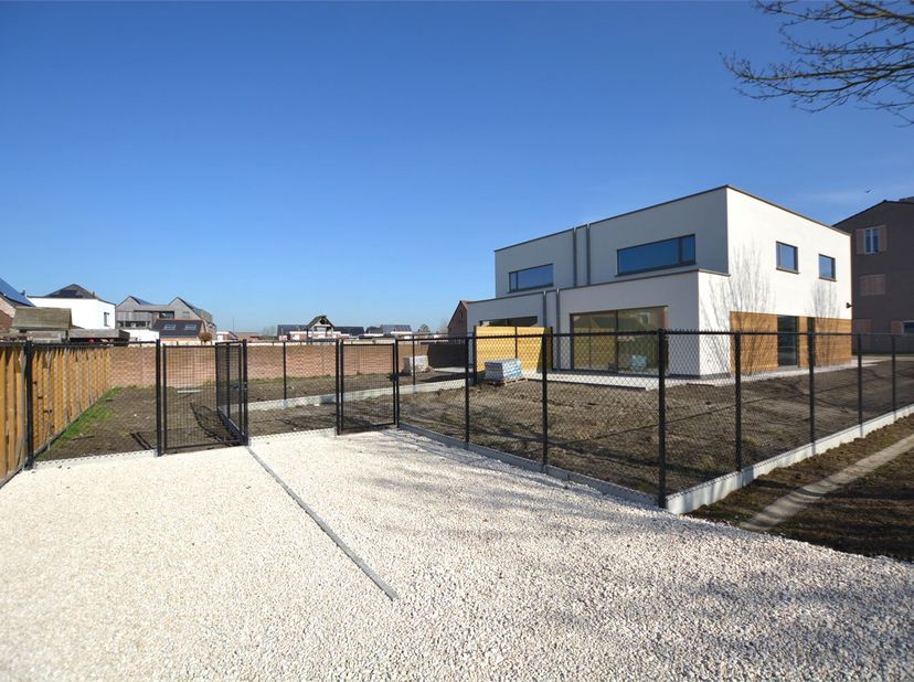 Op een uitstekende locatie te Booischot/Pijpelheide vinden we dit prachtig, energiezuinig nieuwbouwproject bestaande uit 2 halfopen bebouwingen met mo