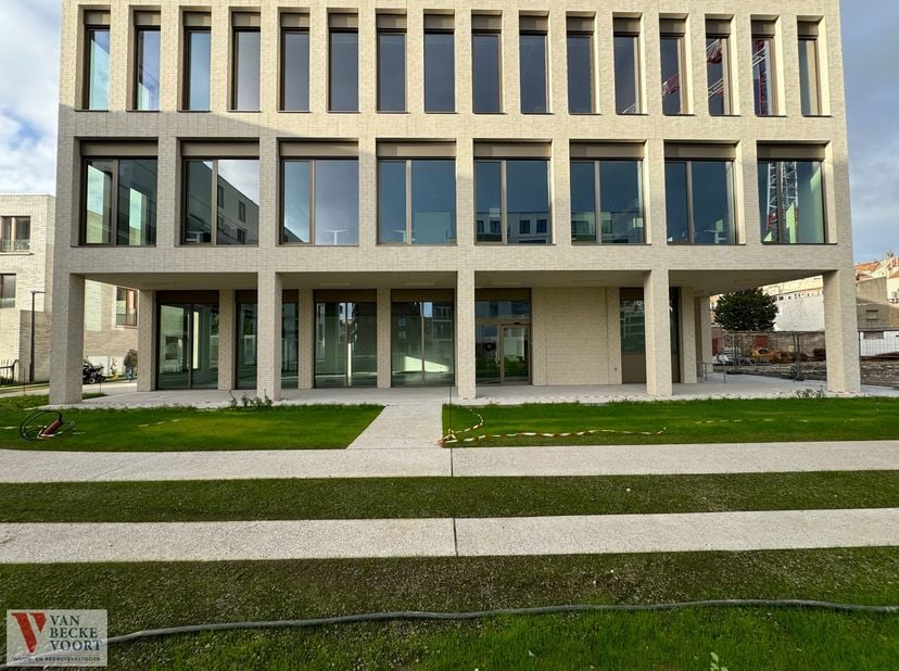 Subliem en stijlvol ingericht handelsgelijkvloers geschikt voor horeca met zonneterras, gesitueerd in een gegeerde nieuwbouwsite. De excellente locati