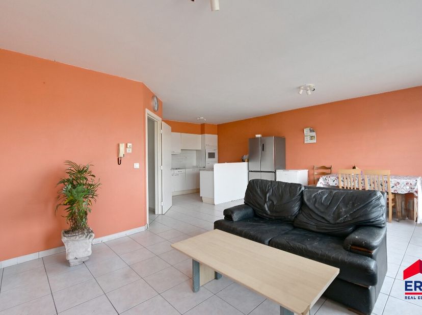 Op zoek naar een aangename, instapklare woonst in Eeklo? Dit lichtrijke 3-slaapkamerappartement combineert ruimte, comfort en een centrale ligging. Pe