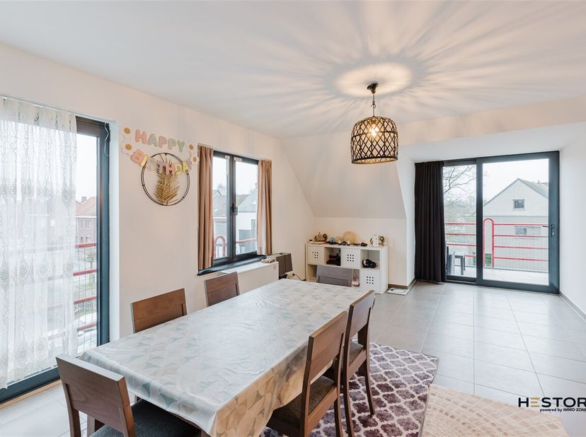 Ontdek deze prachtige instapklare duplex in een rustige en geliefde buurt. Dit ruime appartement combineert comfort, ruimte en lichtinval, en biedt al