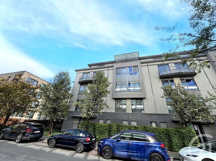 OUDERGEM  Op een steenworp van Delta en de wijk Sint-Julien&lt;br /&gt;
Mooi appartement van ca. 105 m² (volgens het EPC) met terras, ideaal gelegen op de 3