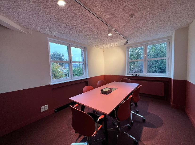 Ontdek onze instapklare en volledig gemeubileerde kantoren voor 10 personen (+/- 80 m²), ideaal gelegen langs de bedrijvige Brugsevaart (N9) in Mariak