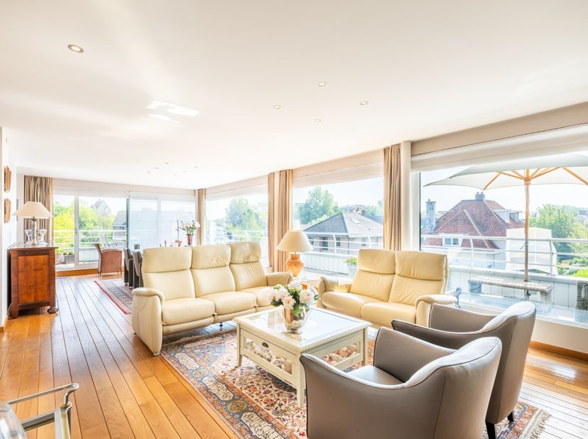 Appartement ensoleillé et spacieux de 124 m² avec trois façades et une terrasse de 26,75 m² à vendre dans la résidence de standing Edelweiss à Oostdui
