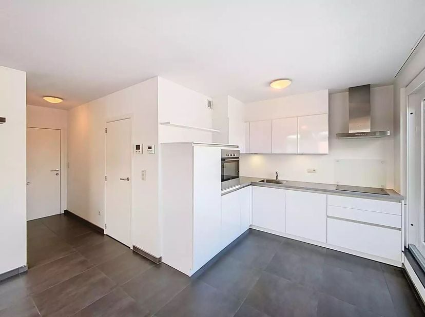 Cet agréable appartement en duplex offre 73m² de surface habitable (valeur selon EPC) et est situé à deux pas du centre commercial de Steenokkerzeel.