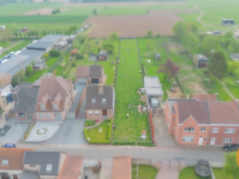 BAMBRUGGE - Deze mooi bouwgrond, voor het bouwen van een halfopen bebouwing, kunt u vinden in een rustige straat op een centrale locatie te Bambrugge.
