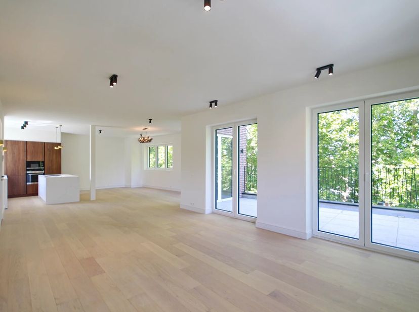 Hall d&#039;entrée avec vestiaire et toilette séparée, espace de vie avec cuisine full équipée avec îlot central, terrasse ouest de ± 18m².&lt;br /&gt;
A l&#039;étage