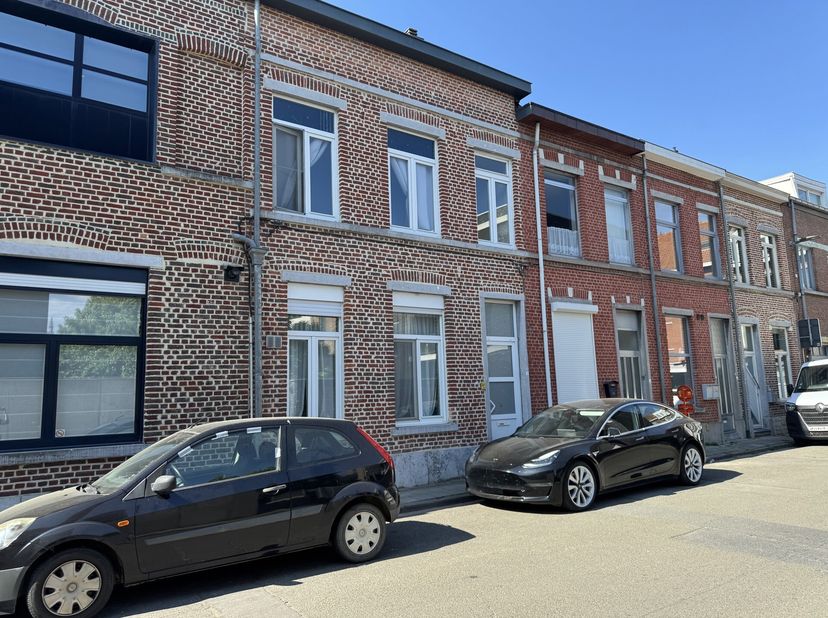 Ruime, energiezuinige woning met 3 slaapkamers, 2 badkamers, een terras en optioneel een ondergrondse autostaanplaats (indien nog beschikbaar). Ideale
