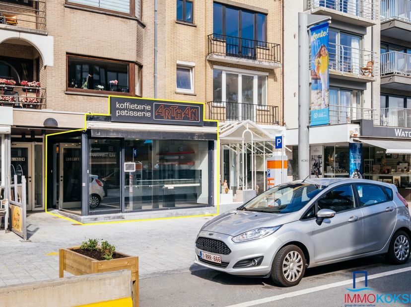 Koksijde-Bad, handels gelijkvloers in het commerciële centrum.&lt;br /&gt;
Bestaande uit: handelsruimte met toonbank en ingemaakte kasten en frigo&#039;s, achter
