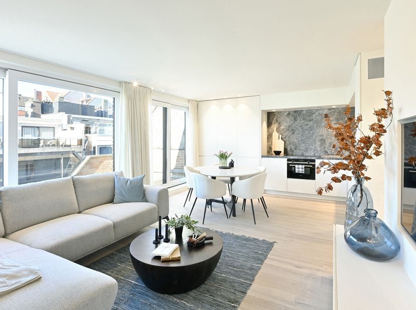 Unieke penthouse met zij zeezicht, gelegen op 120 meter van de zeedijk en beschikt over terrassen waar je heerlijk kunt genieten van zowel de ochtend-