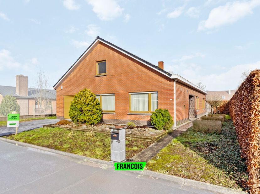 In het centrum van Elverdinge in een rustige wijk op 10 minuten van Ieper en Poperinge bevindt zich deze statige bungalow woning. Deze alleenstaande w
