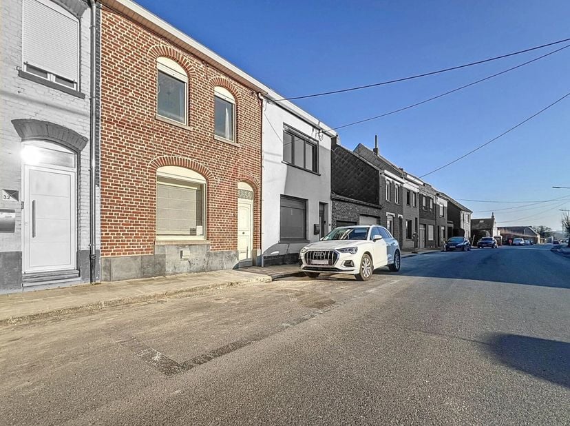 MAISON 3 CHAMBRES AVEC POTENTIEL - IDÉALE POUR UN PREMIER ACHAT &lt;br /&gt;
Située dans une rue calme et à proximité de toutes commodités, cette maison sp