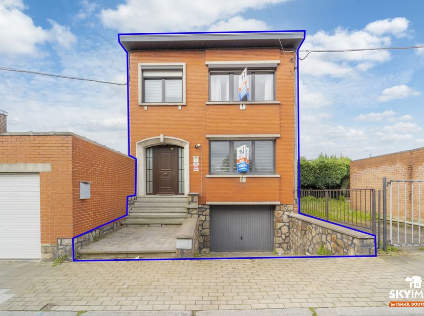 L&#039;agence SKY IMMO vous propose cette magnifique maison située à Flémalle composée comme suit :&lt;br /&gt;
AU RDC : Garage (34) - Hall d&#039;entrée (13) - Buand