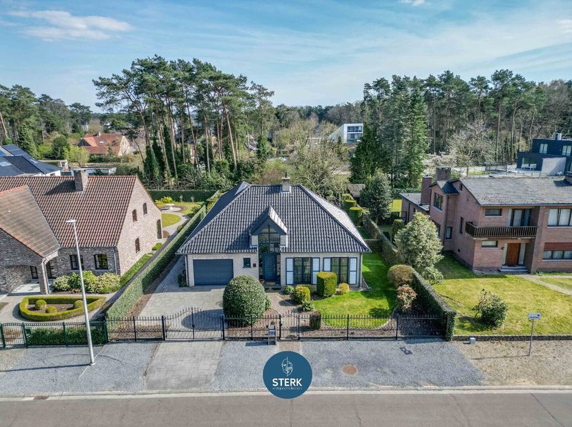 LEVENSBESTENDIGE WONING MET 3 SLPKS OP EEN GUNSTIGE LOCATIE TE MAASMECHELEN !&lt;br /&gt;
We vinden deze open woning met een bewoonbare oppervlakte van 442