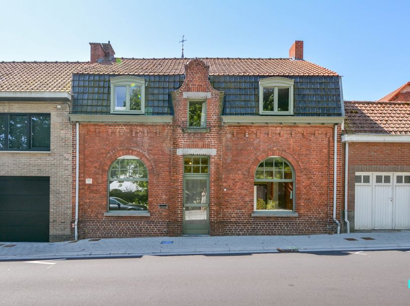 Deze licht te renoveren gesloten bebouwing met drie slaapkamers (vier mogelijk) beschikt over een bewoonbare oppervlakte van 163 m² (volgens EPC-attes