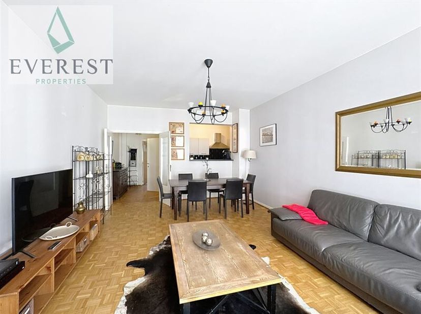 Place Stéphanie, dichtbij winkels en openbaar vervoer - Prachtig gemeubileerd appartement van ± 60m² - Het is als volgt samengesteld: 1 slaapkamer (±