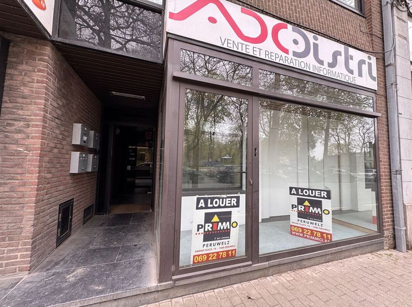 Surface commerciale de +/- 100 m² sise au centre de Péruwelz, en face du parc. &lt;br /&gt;
Ce commerce bénéficie d&#039;une salle principale de +/- 30 m², un gu