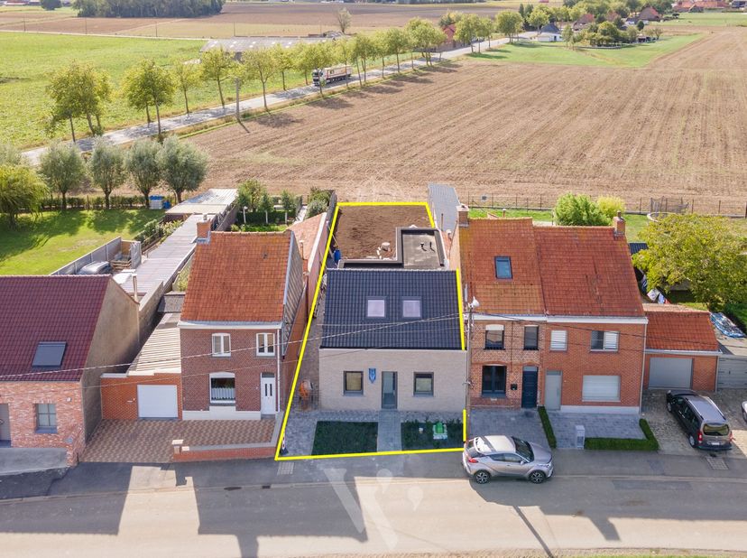 In een landelijk straatje in Heuvelland ontdek je deze instapklare woning met zuidgerichte tuin. De woning biedt een doordachte indeling en een vlotte