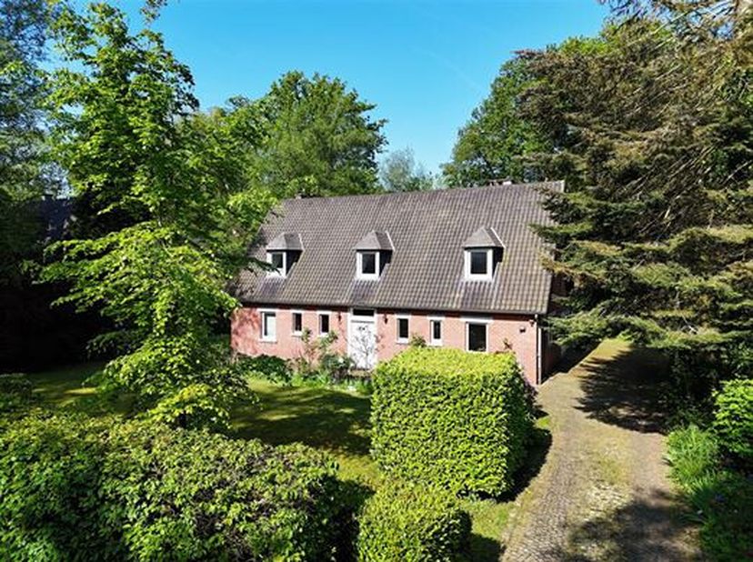 Implantée dans le beau quartier du &quot;bois de Rognac&quot;, très agréable villa bénéficiant d&#039;un beau jardin arboré bordé d&#039;un ruisseau.&lt;br /&gt;
Elle offre de